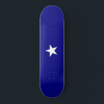 Skateboard Bandera azul Bonnie<br><div class="desc">Este diseño presenta la bandera azul Bonnie, que era un cartel asociado en varias ocasiones con la República de Texas, la efímera República de Florida Occidental y los estados sureños de América al inicio de la Guerra Civil Americana en 1861. Ahora a menudo sirve como una bandera representativa del sureste...</div>
