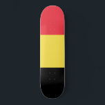 Skateboard Bandera belga<br><div class="desc">Este diseño presenta la bandera nacional de Bélgica (oficialmente el Reino de Bélgica), que es un país de Europa Occidental. Bélgica está rodeada por los Países Bajos al norte, Alemania al este, Luxemburgo al sudeste, Francia al suroeste y el mar del Norte al noroeste. La ciudad más grande, y la...</div>