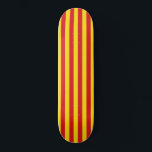 Skateboard Bandera catalana (Cataluña)<br><div class="desc">Este artículo presenta las icónicas franjas roja y amarilla de la bandera catalana. Cataluña (Cataluña) es una comunidad autónoma en el noreste de España que tiene un fuerte movimiento nacionalista que busca la independencia de la región. La ciudad más grande de Cataluña es Barcelona, situada en la costa del mar...</div>