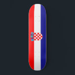 Skateboard Bandera de Croacia<br><div class="desc">Este diseño presenta la bandera nacional de Croacia, que es un país del sudeste de Europa. Limita con Eslovenia al noroeste, Hungría al noreste, Serbia al este, Bosnia y Herzegovina y Montenegro al sudeste y una frontera marítima con Italia. La capital de Croacia es Zagreb; además, el país está subdividido...</div>