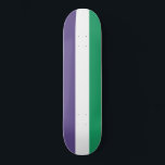 Skateboard Bandera de fragmento<br><div class="desc">Este diseño presenta la bandera del movimiento sufragista, que en el siglo XX luchó por el derecho al voto en las elecciones públicas, conocidas como sufragio femenino. El término "sufragista" fue acuñado primero para menospreciar el movimiento, pero las mujeres involucradas pronto aceptaron y adoptaron el nuevo nombre como señal de...</div>