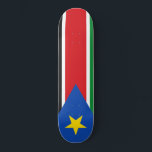 Skateboard Bandera de Sudán del Sur (África)<br><div class="desc">Este diseño presenta la bandera nacional de Sudán del Sur (conocida oficialmente como la República de Sudán del Sur), que es un país sin litoral en África central-oriental. Sudán del Sur limita con Etiopía al este, Sudán al norte, la República Centroafricana al oeste, la República Democrática del Congo al suroeste,...</div>