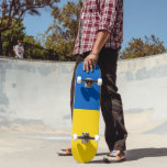 Skateboard Bandera de Ucrania<br><div class="desc">Bandera de Ucrania. Bandera ucraniana. Gran regalo con la bandera de Ucrania. Bandas horizontales simples de azul y amarillo.</div>