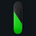 Skateboard Bandera del Anarquismo Verde<br><div class="desc">Este diseño presenta la bandera del anarquismo verde, que es una escuela de política anarquista que pone un énfasis particular en los temas ambientales. Esas políticas intentan crear una sociedad anarquista ambientalmente sostenible, incluida alguna forma de liberación no humana. Algunas personas que fueron importantes influencias tempranas en la formación del...</div>