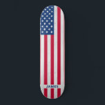 Skateboard Bandera estadounidense Patriótica Roja Azul Blanco<br><div class="desc">Muestra tu orgullo americano o da un regalo especial con este patinador de la bandera estadounidense en un diseño moderno de rayas y estrellas de color azul rojo en madera gris. Este diseño de skateboard de bandera de los estados unidos con estrellas y rayas en blanco y azul rojo es...</div>