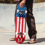 Skateboard Bandera estadounidense personalizado Patriótica Pe<br><div class="desc">Muestra tu orgullo americano o da un regalo especial con este patinador de la bandera estadounidense en un desgastado diseño. Este diseño de skateboard de bandera de los estados unidos con estrellas y rayas en blanco y azul rojo es perfecto para el cuarto de julio de fiestas, fiesta del Día...</div>