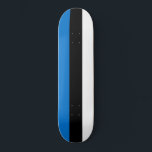 Skateboard Bandera estonia<br><div class="desc">Este diseño presenta la bandera nacional de Estonia (oficialmente la República de Estonia), que es un país de la costa oriental del Mar Báltico en el norte de Europa. Está rodeada al norte por el golfo de Finlandia frente a Finlandia, al oeste por el Mar Báltico frente a Suecia, al...</div>