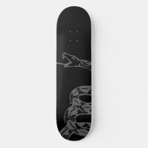 Skateboard Bandera Gadsden No Pises en Mí Gris