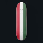 Skateboard Bandera húngara<br><div class="desc">Este diseño presenta la bandera nacional de Hungría (conocida en húngaro como Magyarország), que es un país en Europa Central. Hungría limita con Eslovaquia al norte, Ucrania al noreste, Rumania al este y al sudeste, Serbia al sur, Croacia y Eslovenia al suroeste y Austria al oeste. El idioma oficial es...</div>