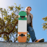 Skateboard Bandera Nacional de Irlanda, Estandarte irlandés,<br><div class="desc">La Tricolor: Un Símbolo de Esperanza y Unidad - La Tricolor irlandesa, un vibrante tapiz de verde, blanco y naranja, se ha convertido en sinónimo de la Isla Esmeralda. Esta bandera simple pero poderosa lleva dentro de sus pliegues una rica historia y una profunda simbología. - Un Nacimiento Rebelde -...</div>