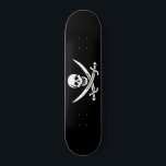 Skateboard Bandera pirata<br><div class="desc">Bandera de Calico Jack Pirate. Una de las versiones más famosas de la bandera pirata diseñada por un famoso pirata llamado Calico Jack. Calavera blanca simple y huesos sobre fondo negro. Disponible en diferentes ideas y productos de regalo que usted puede personalizar fácilmente con su propio texto e imágenes.</div>