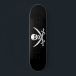 Skateboard Bandera pirata<br><div class="desc">Bandera de Calico Jack Pirate. Una de las versiones más famosas de la bandera pirata diseñada por un famoso pirata llamado Calico Jack. Calavera blanca simple y huesos sobre fondo negro. Disponible en diferentes ideas y productos de regalo que usted puede personalizar fácilmente con su propio texto e imágenes.</div>