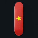 Skateboard Bandera vietnamita (Vietnam)<br><div class="desc">Este diseño presenta la bandera nacional de Vietnam (oficialmente conocida como República Socialista de Vietnam), que es un país en el sudeste asiático. Es el país más oriental de la península indochina. Vietnam tiene fronteras terrestres con China al norte, y Laos y Camboya al oeste. Vietnam también tiene fronteras marítimas...</div>