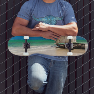 Skateboard Barco de pesca tradicional en la playa