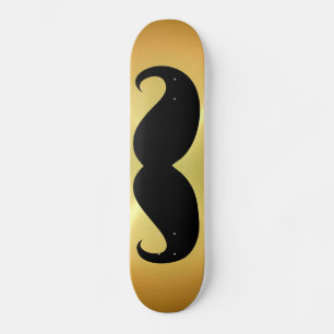 Skateboard Bigote negro divertido en fondo del oro