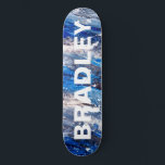 Skateboard Blue Modern Resumen Personalizado Nombre Personali<br><div class="desc">El patinador Blue Modern Abstract Personalizado Personalized Name Skateboard incluye tu nombre personalizado en tipografía moderna con un fondo abstracto azul y gris. Personalice editando el texto en el cuadro de texto proporcionado. Dé un regalo hecho por el personalizado, patineta personalizada a tu patinador favorito para Navidades, cumpleaños o tu...</div>