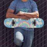 Skateboard Blue Rainbow Unicorn<br><div class="desc">El patinador de unicornio con fondo azul y arcos de colores y unicornios voladores listos para su personalización. ✔ NOTA: ¡SÓLO CAMBIA LAS ÁREAS DE PLANTILLA NECESARIAS! 😀 Si es necesario, puede eliminar el texto y empezar a agregar de nuevo el texto y la fuente que desee. 📌 Si necesita...</div>