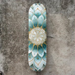Skateboard Blue Verde azulada Gold Floral Mandala<br><div class="desc">Pasee con estilo con nuestro Verde azulado y Gold Floral Mandala Skateboard. Este impresionante skateboard presenta un diseño de mandala floral vibrante e intrincado en un llamativo verde azulado y dorado, que le aporta un toque de elegancia y estilo personal a sus aventuras de patinaje. No es sólo un patinaje;...</div>