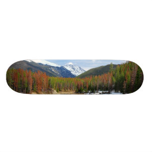 Skateboard Bobina el río Colorado con las montañas y los