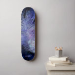 Skateboard *~* Boho Midnight Sky Cosmic Pastel Feather<br><div class="desc">* Enérgicamente mejorado Mágico místico cósmico celeste gitano gitano gitano gitano gitano asombrosamente hermoso oscuro fondo del cielo azul de la Marina de Medianoche y brillante diseño celestial de plumas cósmicas. La pluma de ambiente mágico es muy ligera y susurrada. * Personalizar / Personaliza con tus INICIALES / MONOGRAMA o...</div>