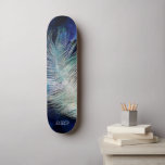 Skateboard *~* Boho Pluma de Pastel Cosmico del cielo azul de<br><div class="desc">* Enérgicamente mejorado Mágico místico cósmico celeste gitano gitano gitano gitano gitano asombrosamente hermoso oscuro fondo del cielo azul de la Marina de Medianoche y brillante diseño celestial de plumas cósmicas. La pluma de ambiente mágico es muy ligera y susurrada. * Personalizar / Personaliza con tus INICIALES / MONOGRAMA o...</div>