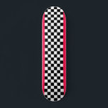 Skateboard Borde rosa brillante y tablero de ajedrez<br><div class="desc">Un estilo clásico de tablero de ajedrez en blanco y negro,  con algunos tonos rosas vivos.</div>