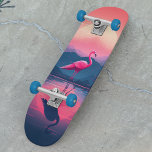 Skateboard Brillante Vibrante Moderno Sunset Flamingo<br><div class="desc">Este moderno diseño presenta una imagen digital brillante y vibrante de un flamingo parado en un lago al atardecer.</div>
