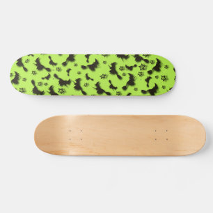 Skateboard Bruja voladora entre las estrellas en la noche de 