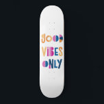 Skateboard Buenas vibraciones sólo Motivacional Colorido Mode<br><div class="desc">La cubierta de patinaje sólo es de colores. ¡Un regalo perfecto! Tipografía colorida con fondo blanco.</div>