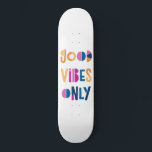 Skateboard Buenas vibraciones sólo Motivacional Colorido Mode<br><div class="desc">La cubierta de patinaje sólo es de colores. ¡Un regalo perfecto! Tipografía colorida con fondo blanco.</div>