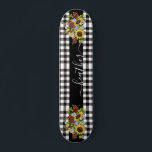 Skateboard Buffalo Black White Sunflower Nombre manuscrito<br><div class="desc">Este diseño puede ser personalizado en el área proporcionada cambiando la foto y/o el texto. O puede personalizarse haciendo clic en Personalizar esta plantilla y, a continuación, eligiendo la opción de hacer clic en el personalizar y eliminando o cambiando el color del fondo, agregando texto, cambiando el color o estilo...</div>
