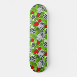Skateboard Búho en rosas rojas
