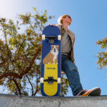 Skateboard Bulldog en inglés personalizado<br><div class="desc">Este patinador para los amantes del perro presenta un ilustracion de un bulldog inglés sobre un fondo azul real y amarillo brillante y está listo para ser personalizado con un nombre u otro texto con letras azules reales.</div>