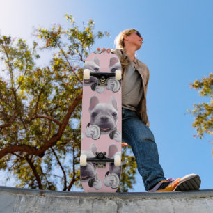 Skateboard Bulldog francés con auriculares