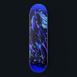 Skateboard Caballo Azul Neon Corriendo En Noche Estelar A La<br><div class="desc">Caballo azul Neon corriendo en Moonlight Starry Night Magic Animal Drawing - Elija / Añadir su texto / color único - Hacer su regalo especial - Redimensionar y mover o eliminar y añadir elementos / imágenes con herramienta de personalización ! - Dibujo y diseño por MIGNED. También puedes transferir mis...</div>