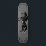 Skateboard Caballo salvaje negro vertical - Dibujo - Agregar<br><div class="desc">Caballo negro erguido - Dibujo blanco y negro Animales Arte Mustang Caballos MIGNED - Añadir su Texto Único / Elegir sus colores favoritos - Cambiar el tamaño y mover o quitar elementos con la herramienta de personalización ! También puede transferir mis diseños a más de 1000 productos Zazzle.</div>