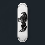 Skateboard Caballo salvaje negro vertical - Dibujo - Añadir e<br><div class="desc">Caballo salvaje de color negro vertical - Dibujo blanco y negro de arte animal Mustang Caballos por MIGNED - Añadir su texto único / Elegir sus colores favoritos - Redimensionar y mover o eliminar elementos con la herramienta de personalización ! También puedes transferir mis diseños a más de 1000 productos...</div>