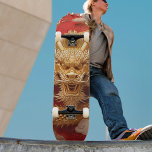 Skateboard Cabeza de dragón rojo y dorado<br><div class="desc">El patinaje presenta un impresionante ilustracion que representa a un majestuoso dragón de color dorado con un fondo rojo osado. (H) Si necesitas ayuda,  por favor siéntete libre de contactarme a través del "VENDEDOR DE CONTACTO" ¡y estoy feliz de ayudarte! H</div>