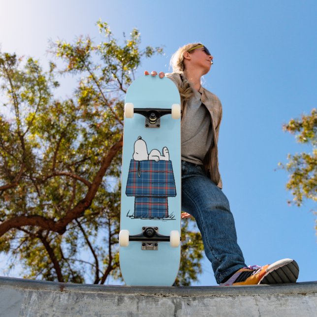 Skateboard Cacahuetes | Snoopy Plaid Flannel Holiday Dog Hous (Exterior 1)