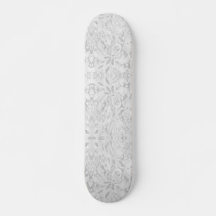 Skateboard Caer en un encaje blanco
