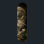 Skateboard Calavera con arte Vicente van Gogh<br><div class="desc">Vicente van Gogh (Holandés, 1853 - 1890) Calavera de un esqueleto con cigarrillo en llamas, 1885-86, Aceite sobre lienzo sin marco: 32 cm × 24, 5 cm (13 in × 9, 6 pulgadas) Trabajo inicial de Vincent van Gogh. Este pequeño cuadro forma parte de la colección permanente del Museo Van...</div>