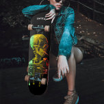 Skateboard Calavera de esqueleto con cigarrillo en llamas Van<br><div class="desc">Jamaica rasta colores rojo,  verde y dorado Vincent Van Gogh pintura del cráneo de un esqueleto con cigarrillo en llamas. Fondo negro con efecto goteo. Ideal para caribeños y amantes de las obras de arte antiguas.</div>