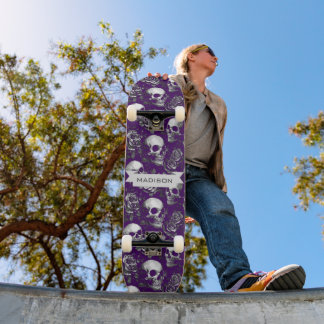 Skateboard Calaveras y Rosas Nombre Gótico Púrpura