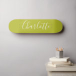 Skateboard Caligrafía de Moda personalizada Nombre Chartreuse<br><div class="desc">Nombre de tipografía de guión minimalista en tablero de ajedrez de Chartreuse</div>