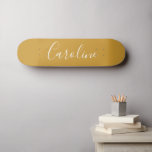 Skateboard Caligrafía de Moda personalizada Nombre mostaza Am<br><div class="desc">Nombre de tipografía de guión minimalista en patineta amarilla de mostaza</div>