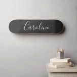 Skateboard Caligrafía de Moda personalizada Nombre negro y bl<br><div class="desc">Nombre de tipografía de guiones minimalistas en patineta blanca y negra</div>