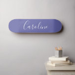 Skateboard Caligrafía de Moda personalizada Nombre púrpura<br><div class="desc">Nombre de tipografía de guión minimalista en patineta morada</div>