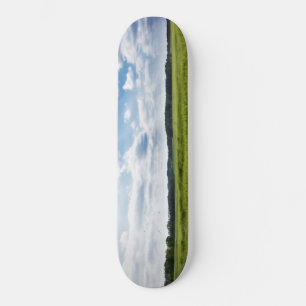 Skateboard Campos verdes y cielo azul