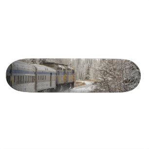 Skateboard Canadá, Alberta. Tren de nieve del tren VIA entre
