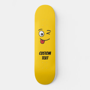 Skateboard Cara con Lengua Sacada y Ojo Guiñando